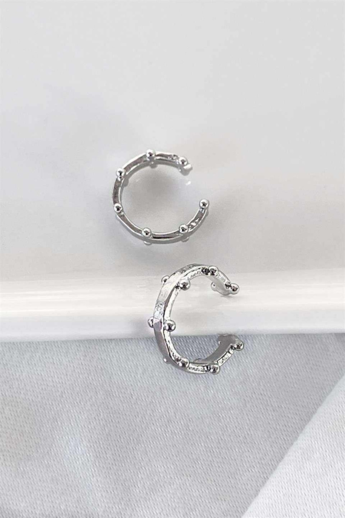 Gümüş Renk Unisex Kıstırmalı Çelik Kıkırdak Küpe (çift)