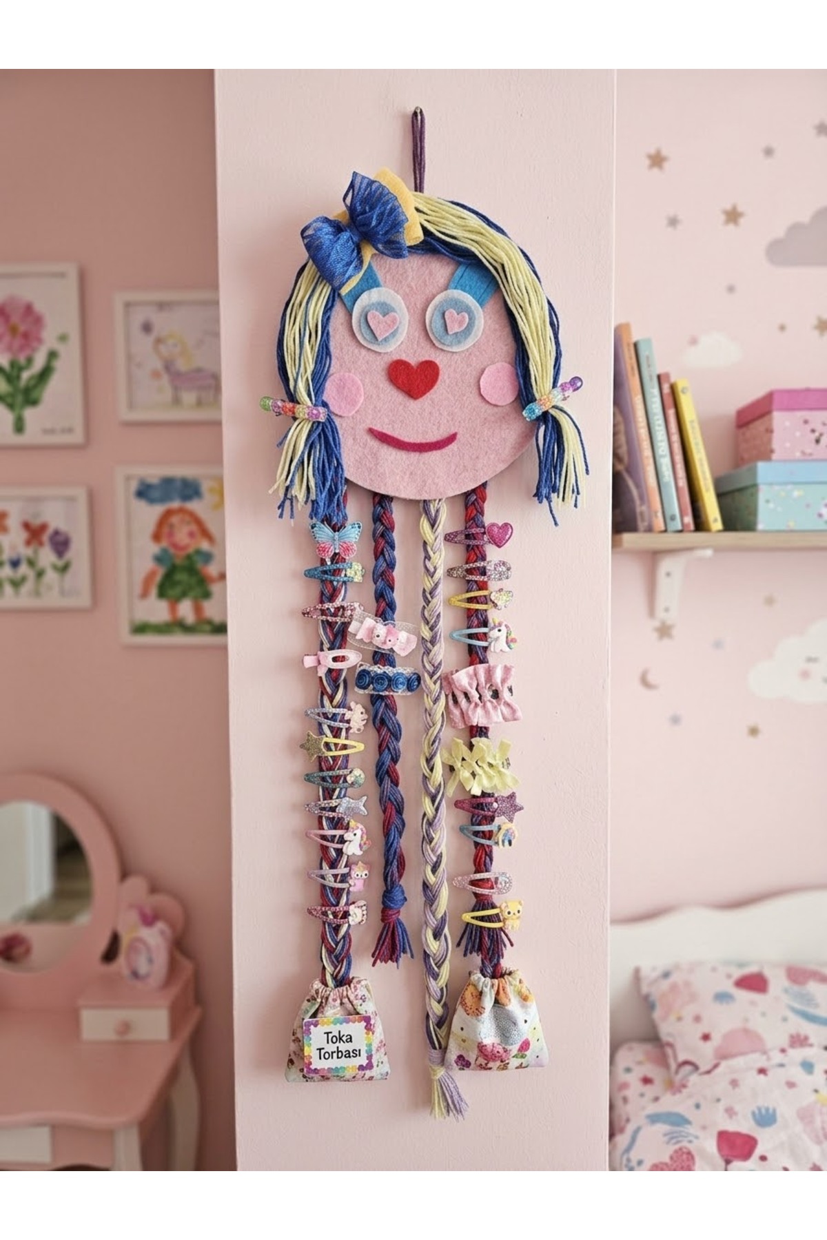 Kız Çocuk Pembe Sarı Mavi Çok Renkli Bebek Figürlü Kurdele Detaylı Sevimli Renkli Hediye Çocuk Odası Keçe Yün Doğal Tasarım Duvar Süsü Toka Organizeri - Görsel 3