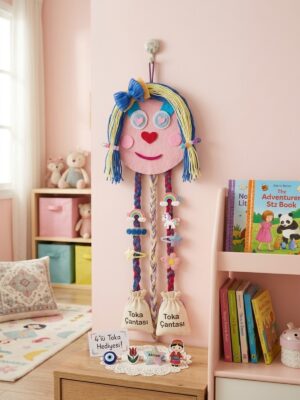 Kız Çocuk Pembe Sarı Mavi Çok Renkli Bebek Figürlü Kurdele Detaylı Sevimli Renkli Hediye Çocuk Odası Keçe Yün Doğal Tasarım Duvar Süsü Toka Organizeri