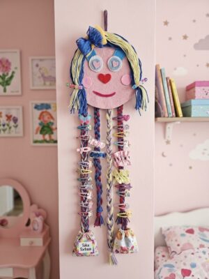 Alternative view of Kız Çocuk Pembe Sarı Mavi Çok Renkli Bebek Figürlü Kurdele Detaylı Sevimli Renkli Hediye Çocuk Odası Keçe Yün Doğal Tasarım Duvar Süsü Toka Organizeri